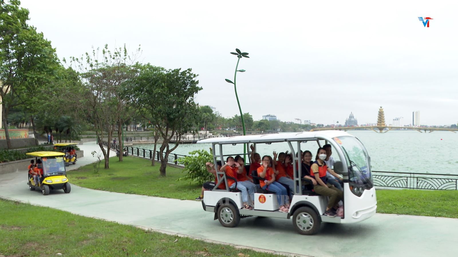 Hấp dẫn dịch vụ xe điện Hồ Công viên Văn lang